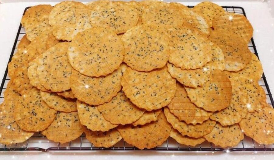 Black sesame crispy egg pancake