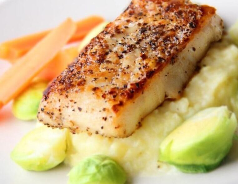 pan fried cod with mashed potatoes