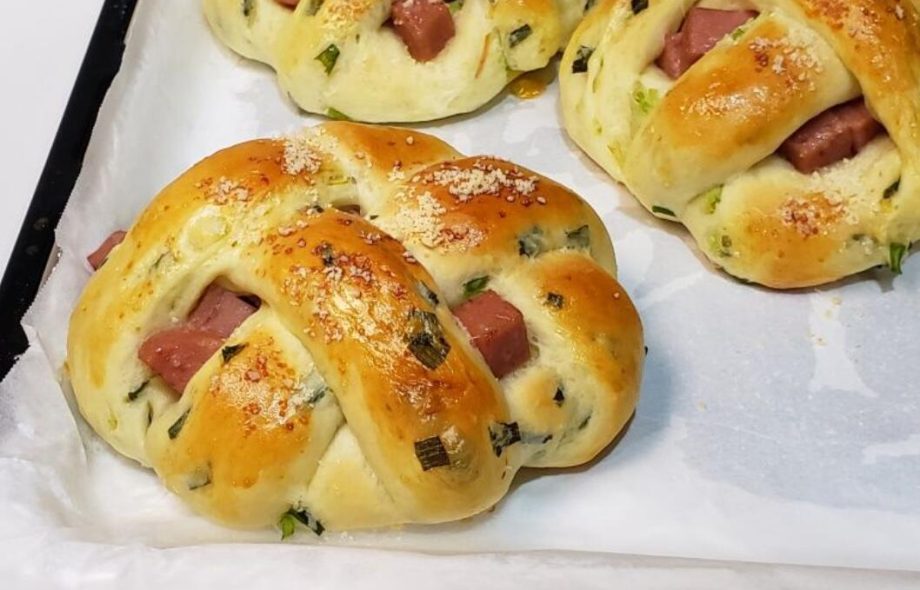 Scallion and luncheon meat buns