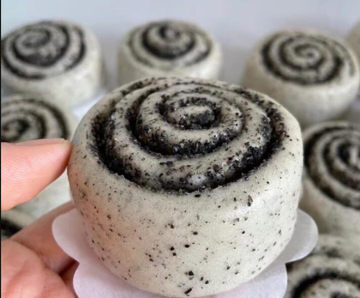 Black sesame peanut roll steamed buns
